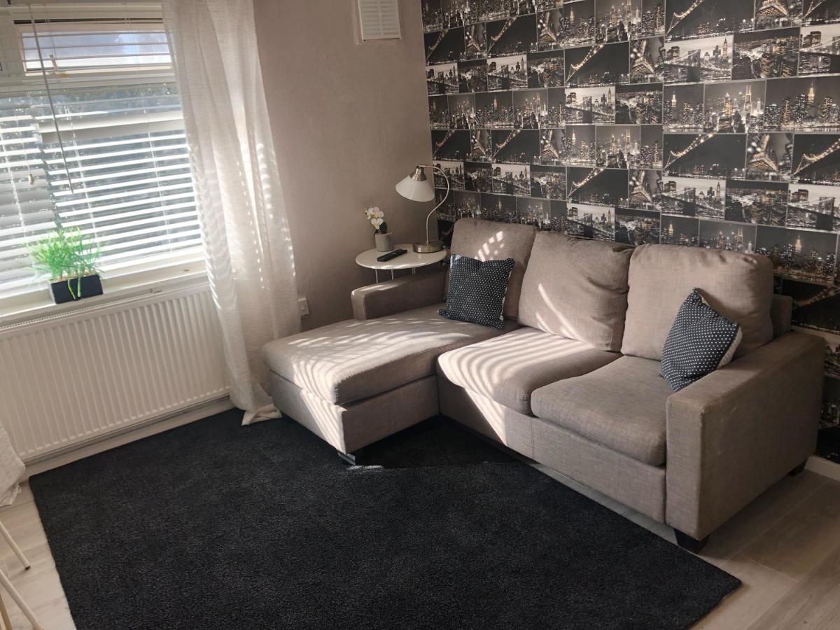 Lovely 2 Bedrooms & Living Room Flat Rental London - Housity