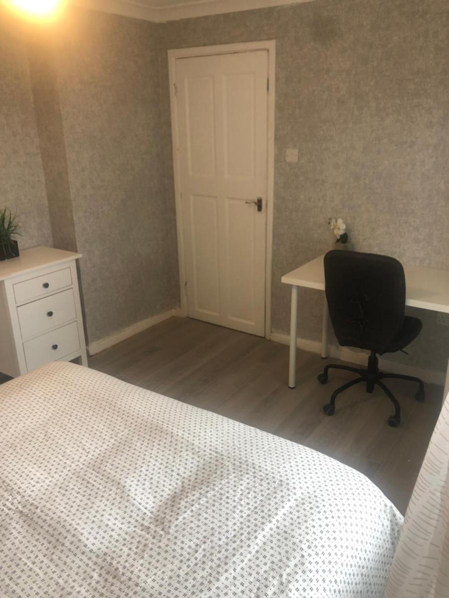 Lovely 2 Bedrooms & Living Room Flat Rental London - Housity