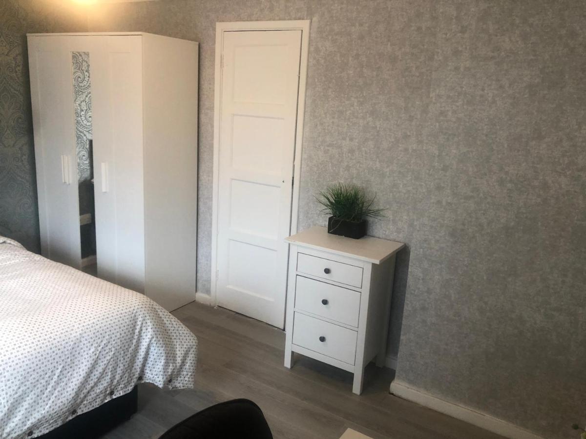 Lovely 2 Bedrooms & Living Room Flat Rental London - Housity