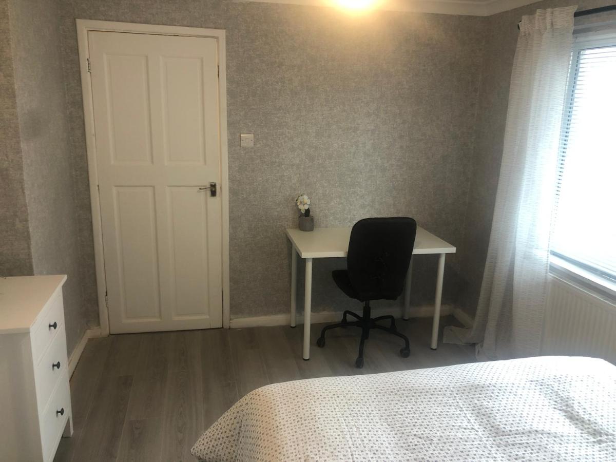 Lovely 2 Bedrooms & Living Room Flat Rental London - Housity