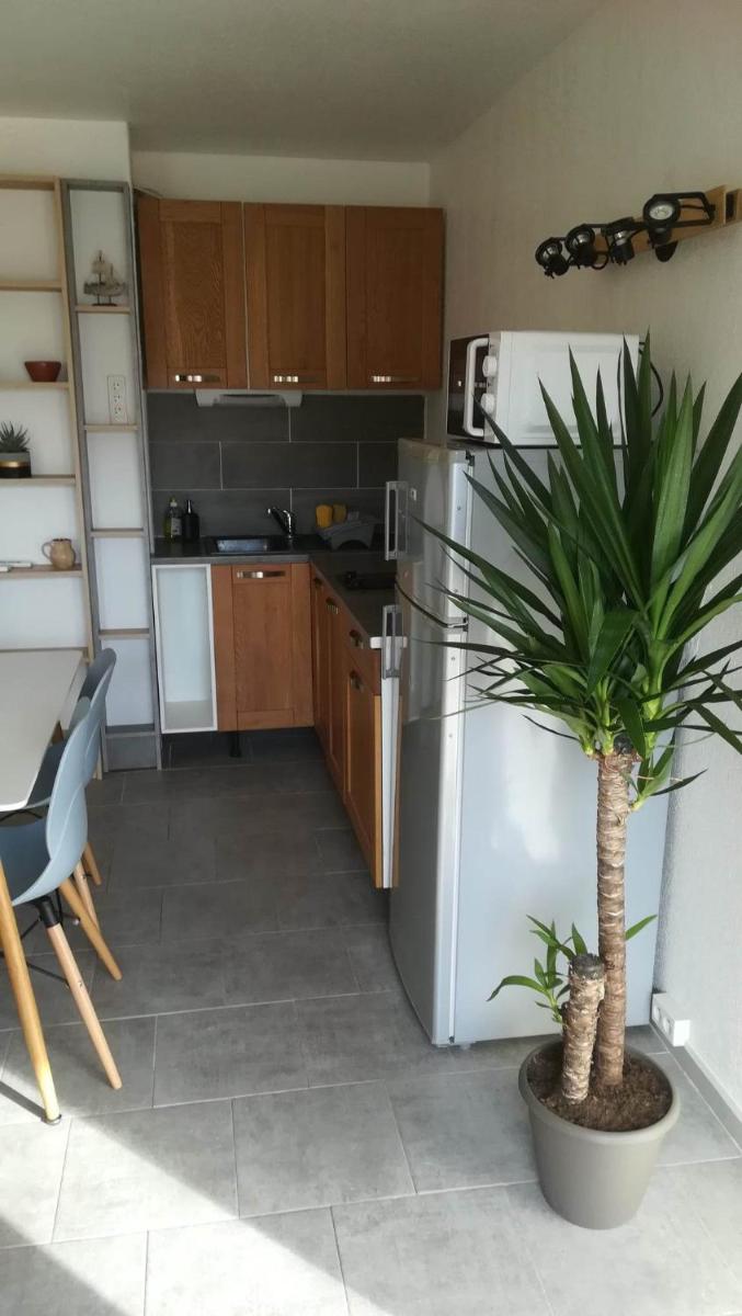 Beau studio cabine avec balcon, vue piscine, parking privé, climatisation, solarium, laverie - Housity