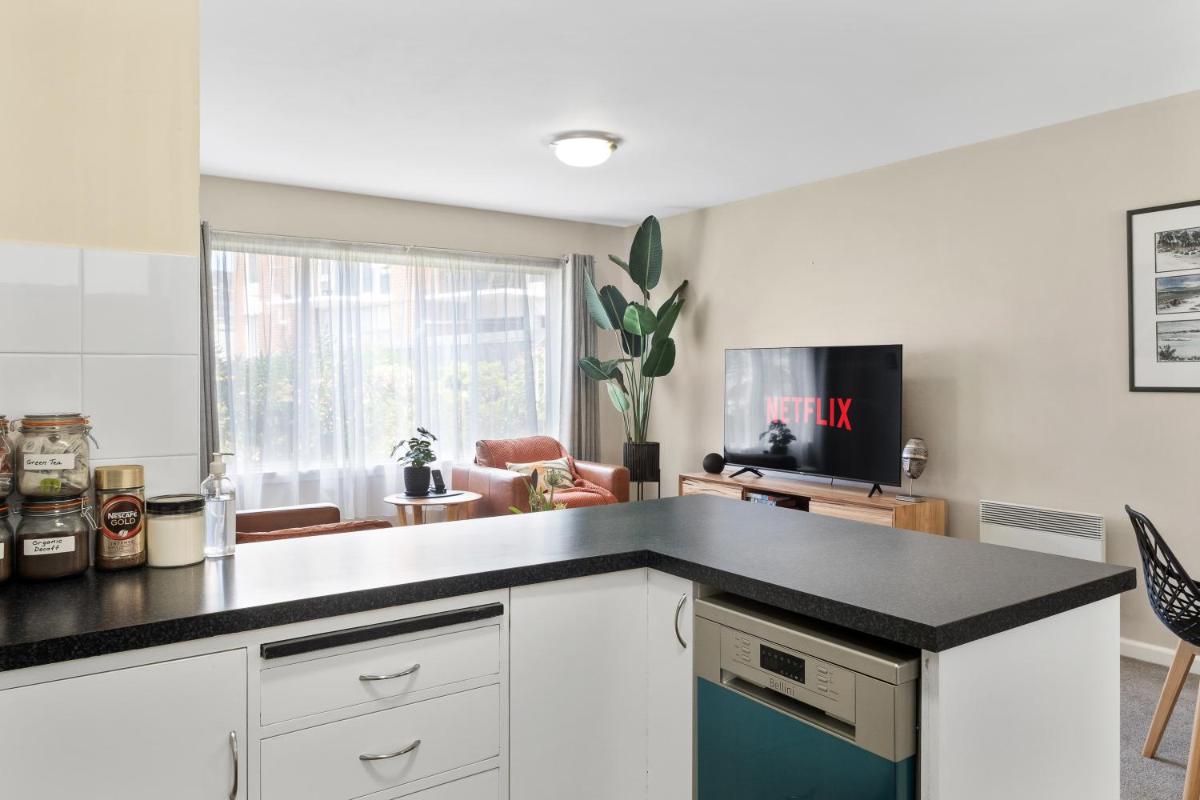 King Bed, Water Views, Private Parking, Courtyard Living in the Heart of Sandy Bay - Housity