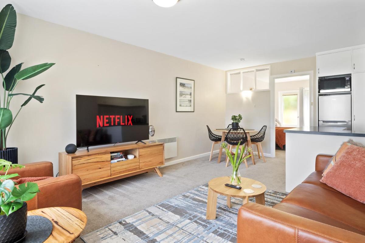 King Bed, Water Views, Private Parking, Courtyard Living in the Heart of Sandy Bay - Housity