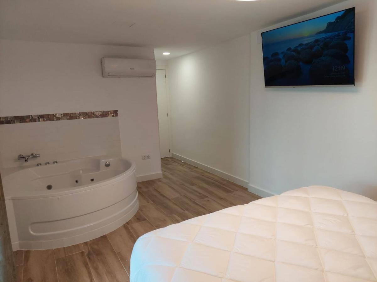 Hostal GARDEN ROUS - Housity