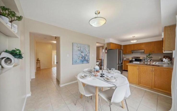 Private room - Sweet Suites Whitby - Multiple Properties - Housity
