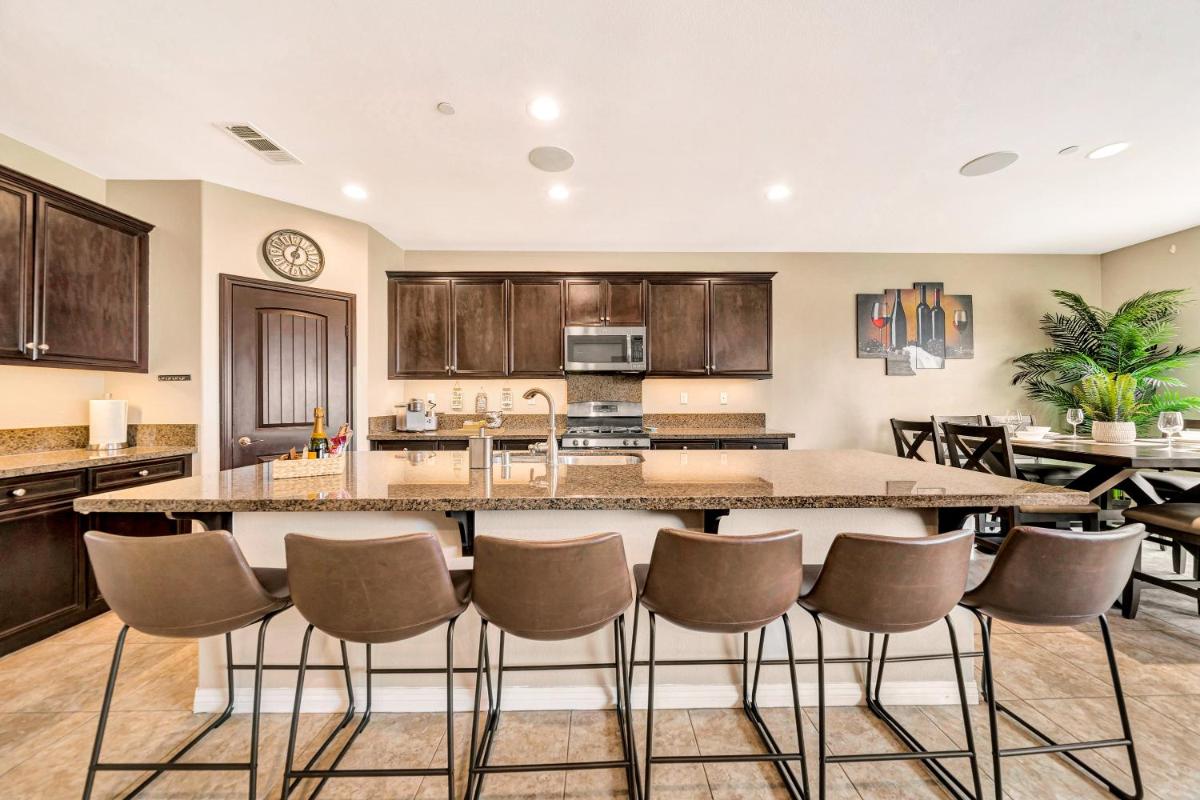 Suitetrails - IndioStay with private Pool, Water Slide, Waterfall, Jacuzzi and Fire Pit near Coachella