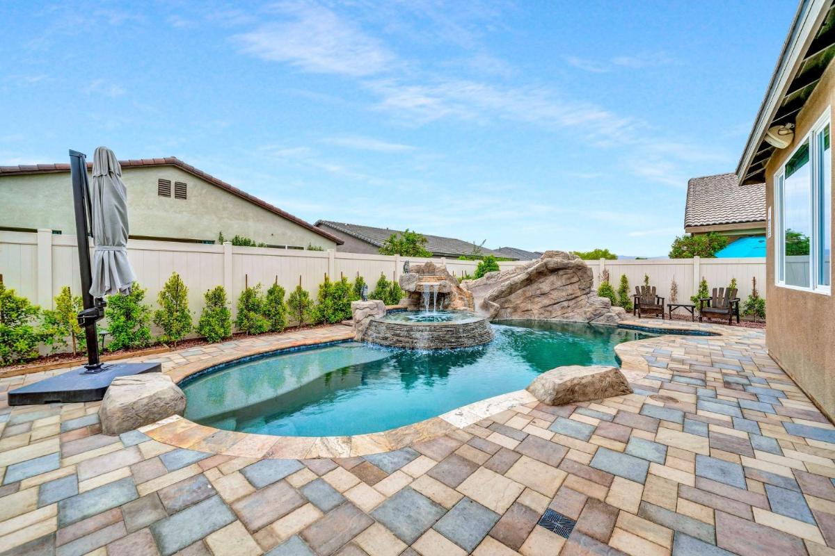 Suitetrails - IndioStay with private Pool, Water Slide, Waterfall, Jacuzzi and Fire Pit near Coachella