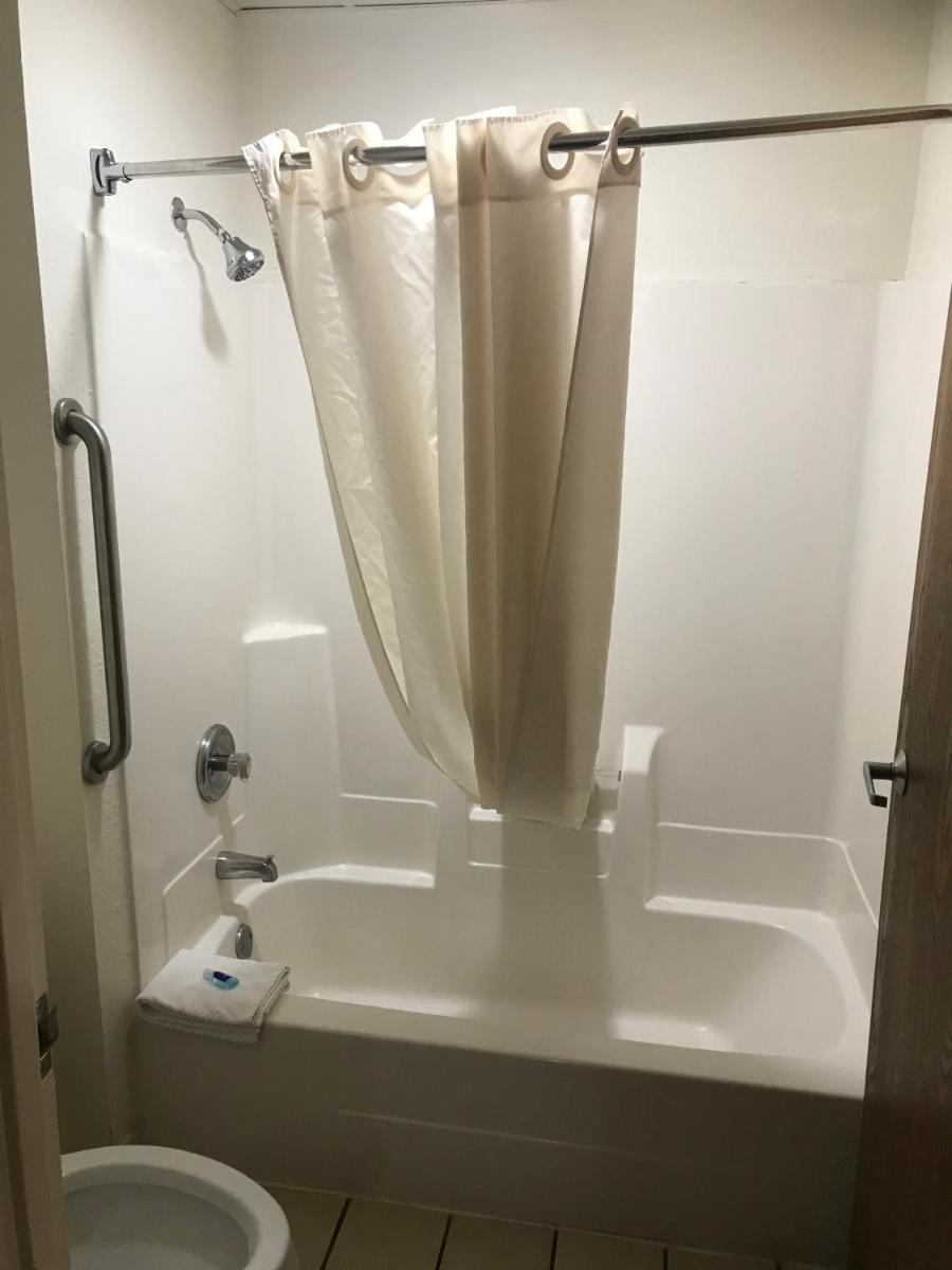 The Best Inn & Suites - Housity
