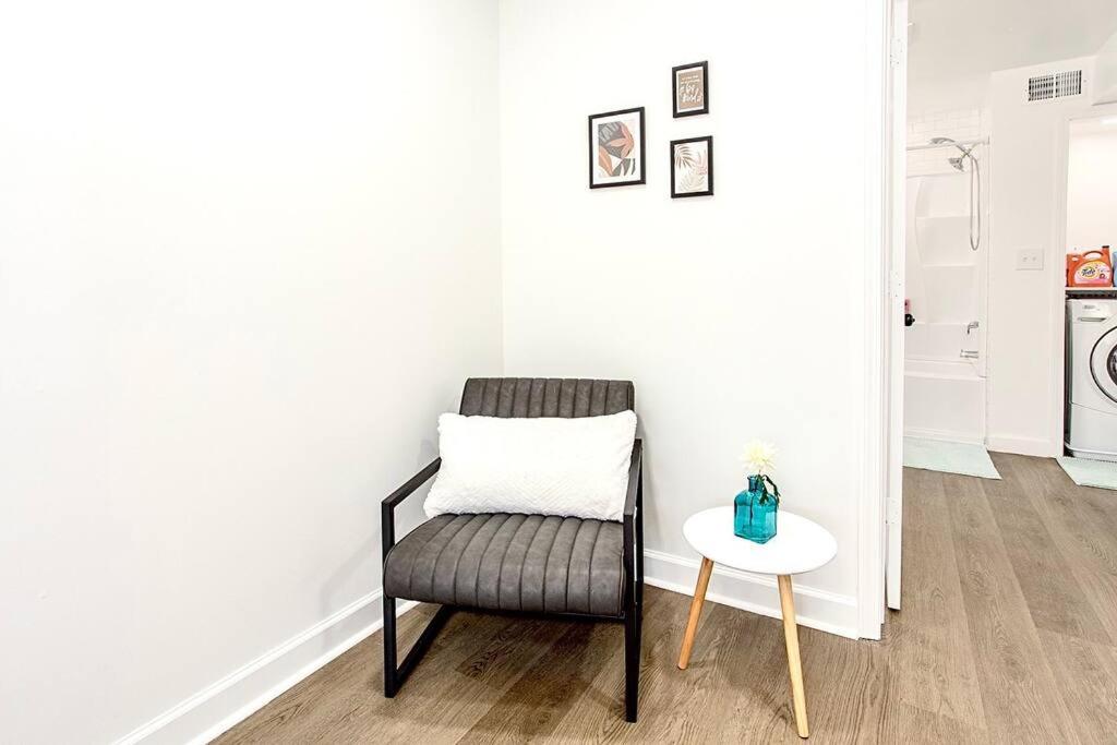Retro Mid-Century Guest Suite w/ Private Driveway! - Housity