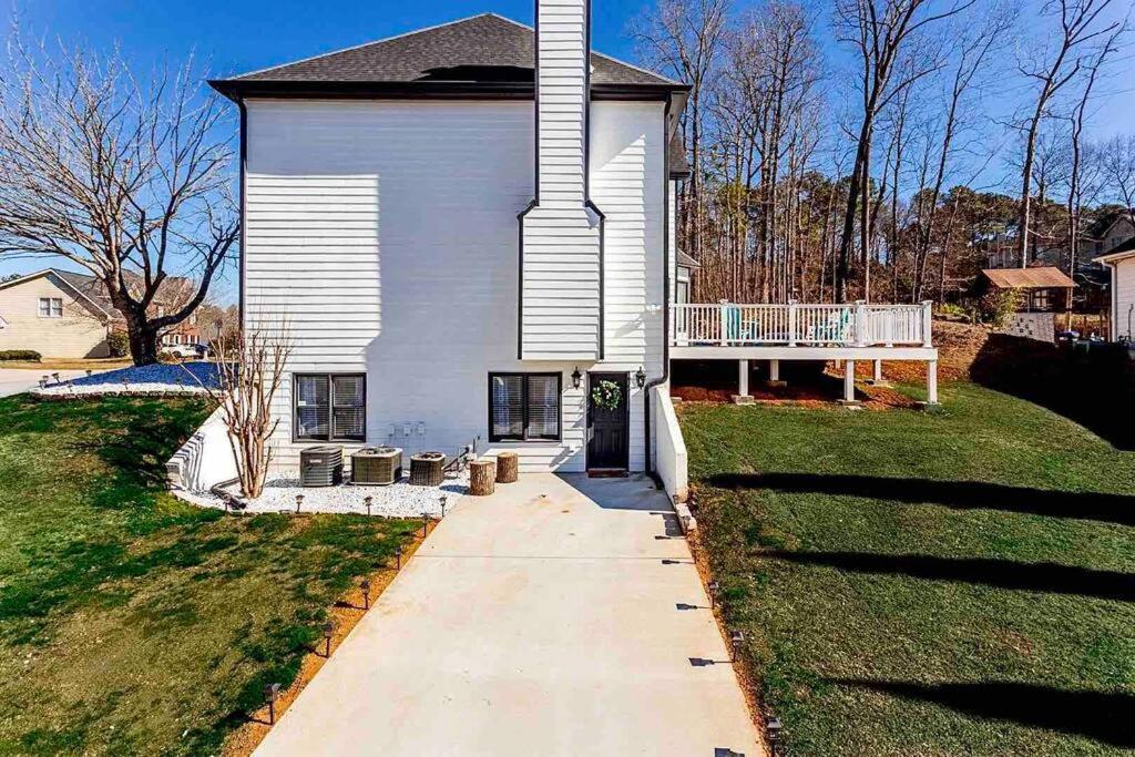 Retro Mid-Century Guest Suite w/ Private Driveway! - Housity