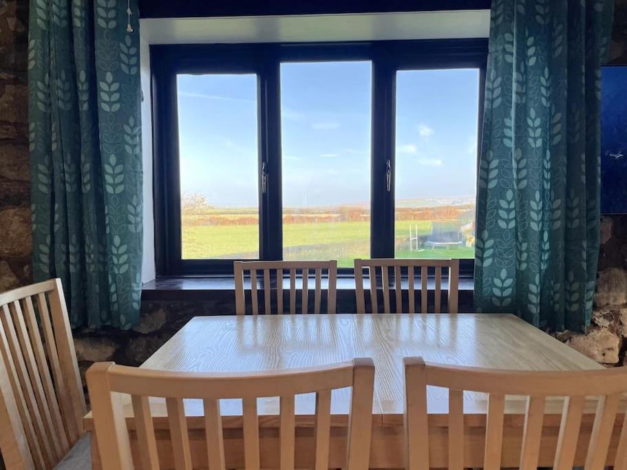 Rhossili's Retreat - AONB - Gower Rural Sleeps up to 6 - Housity