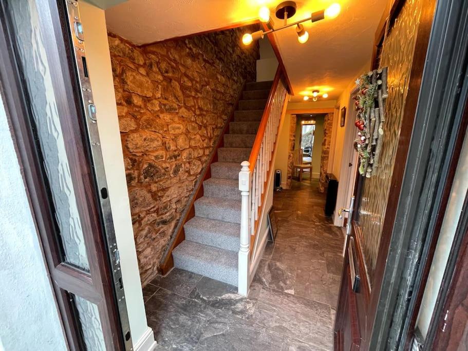 Rhossili's Retreat - AONB - Gower Rural Sleeps up to 6 - Housity