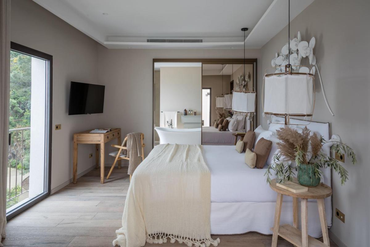 une chambre avec un grand lit et un miroir dans l'établissement Misincu, à Cagnano