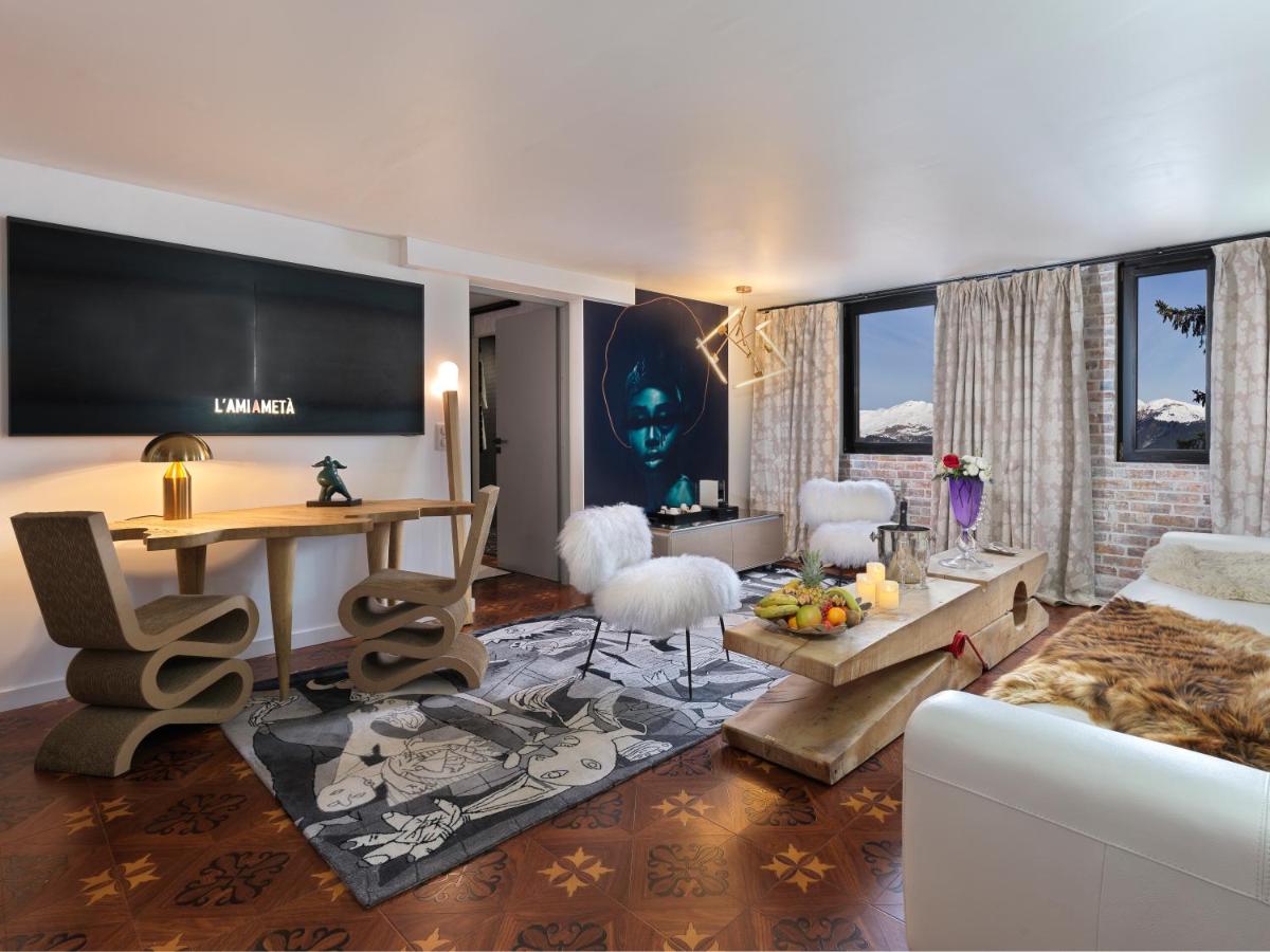 un salon avec un canapé et une table dans l'établissement Snow Lodge Hotel Courchevel 1850, à Courchevel