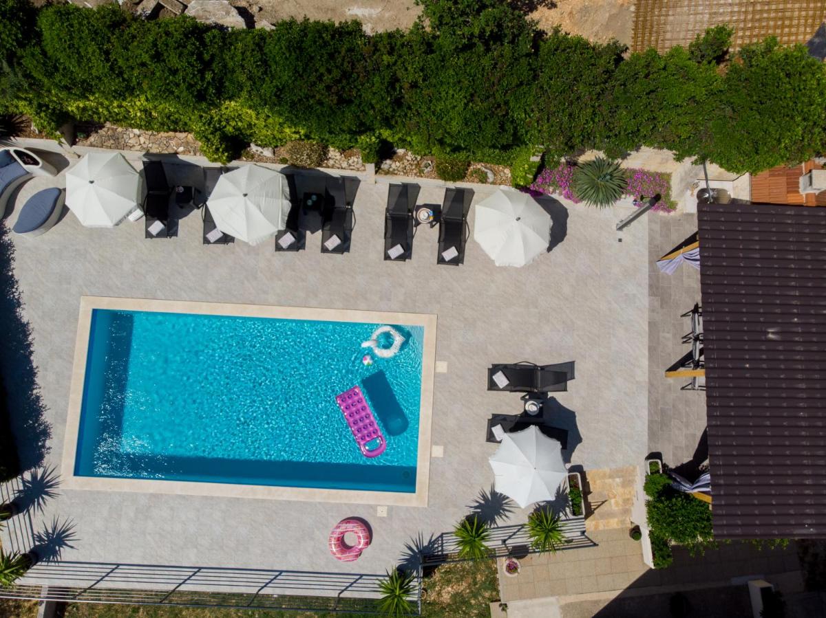 Holiday House App Grace with pool and view in Klis - Housity