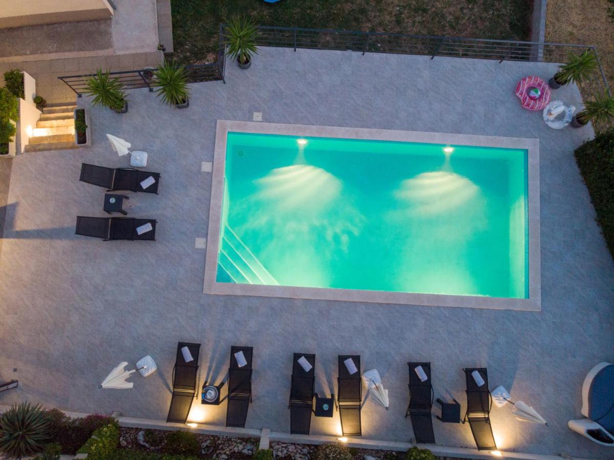Holiday House App Grace with pool and view in Klis - Housity
