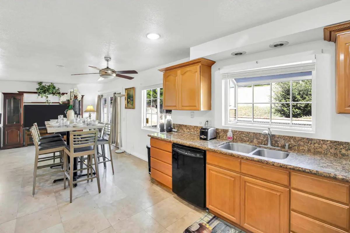 Large Family Home - Only 20 mins from Disneyland - Housity