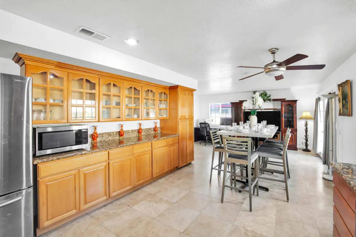 Large Family Home - Only 20 mins from Disneyland - Housity