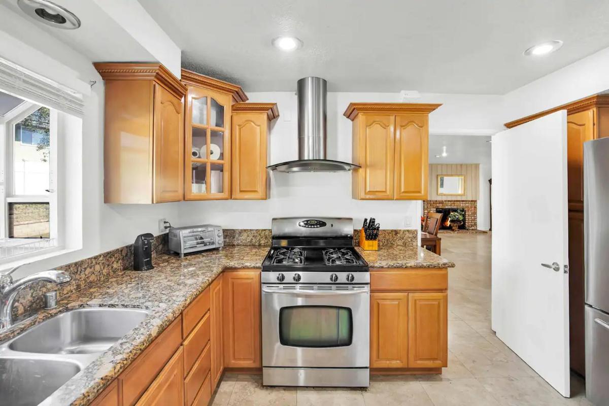 Large Family Home - Only 20 mins from Disneyland - Housity