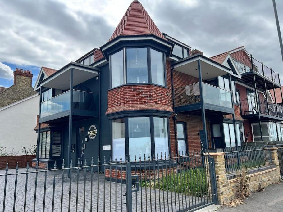 The Seafront Apartment - Westbrook Bay Beach - By Goldex Coastal Breaks - Housity