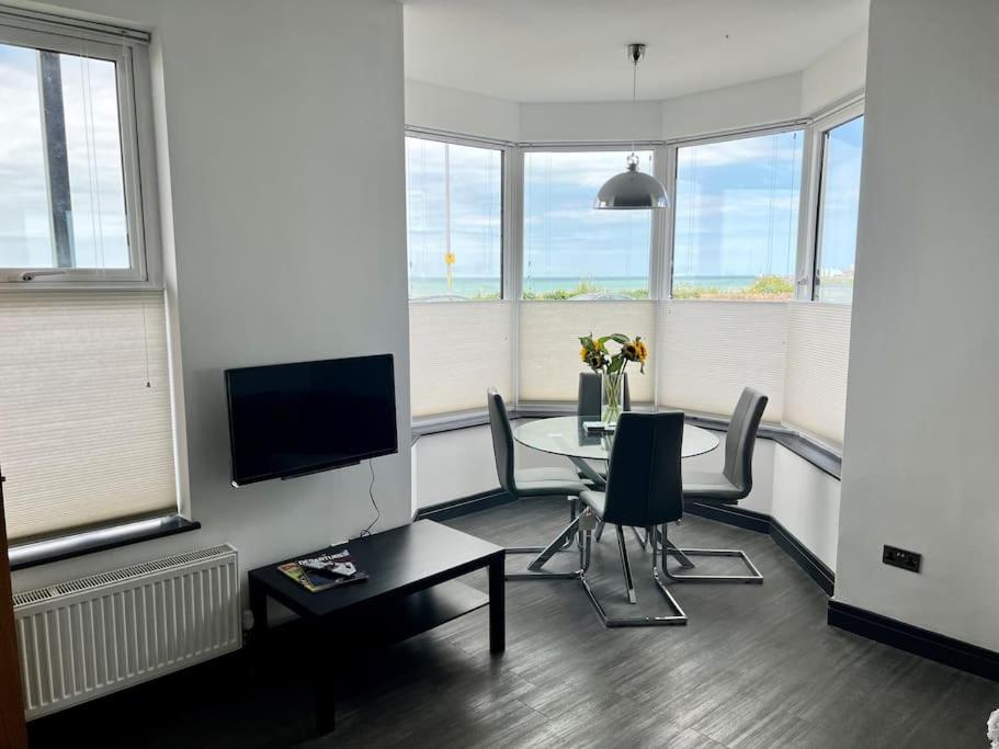 The Seafront Apartment - Westbrook Bay Beach - By Goldex Coastal Breaks - Housity