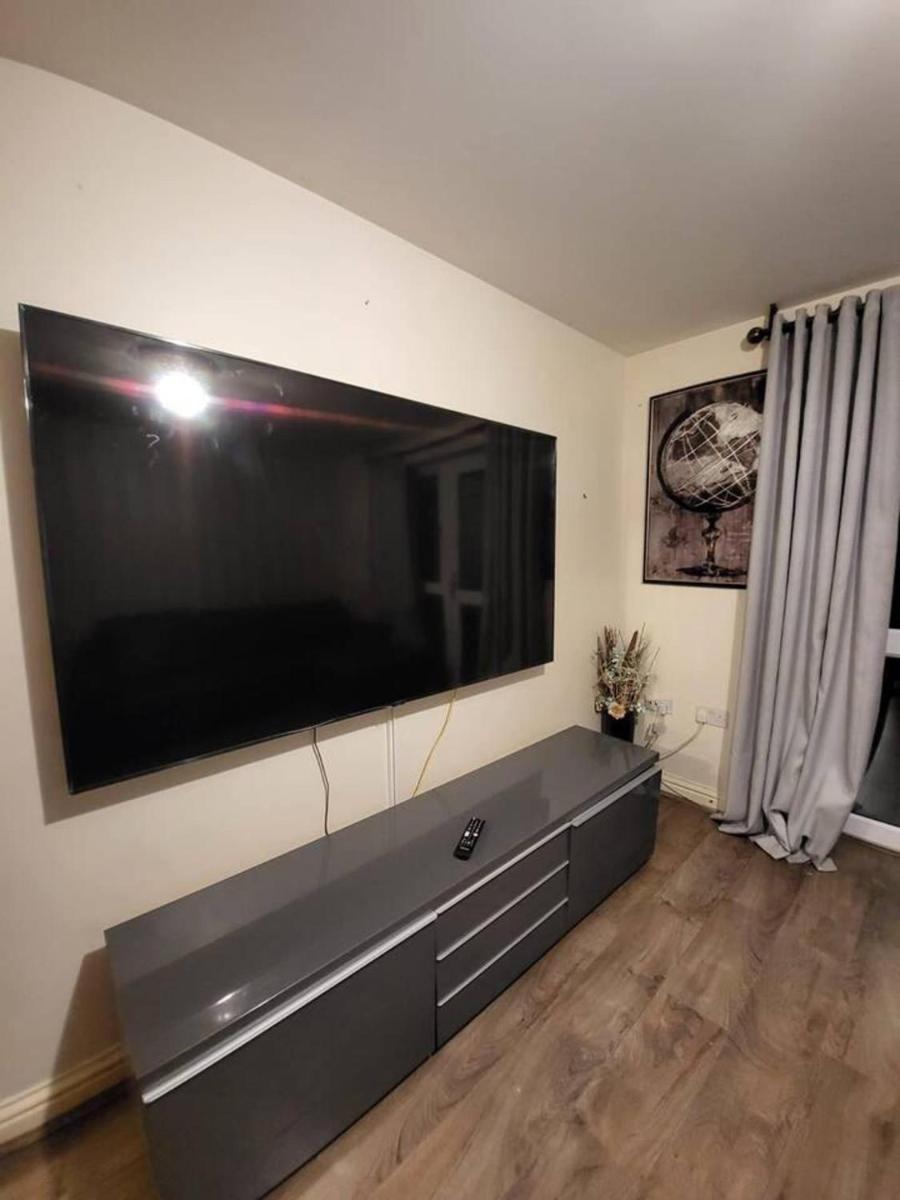Lovely 4 bedroom home with private parking - Housity