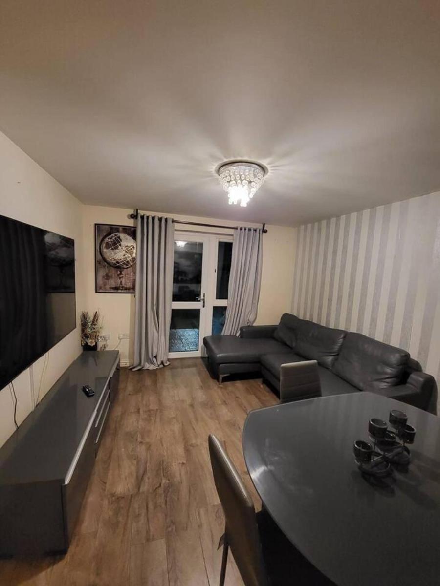 Lovely 4 bedroom home with private parking - Housity