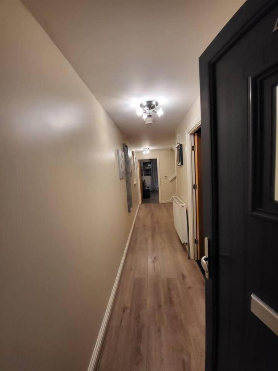 Lovely 4 bedroom home with private parking - Housity
