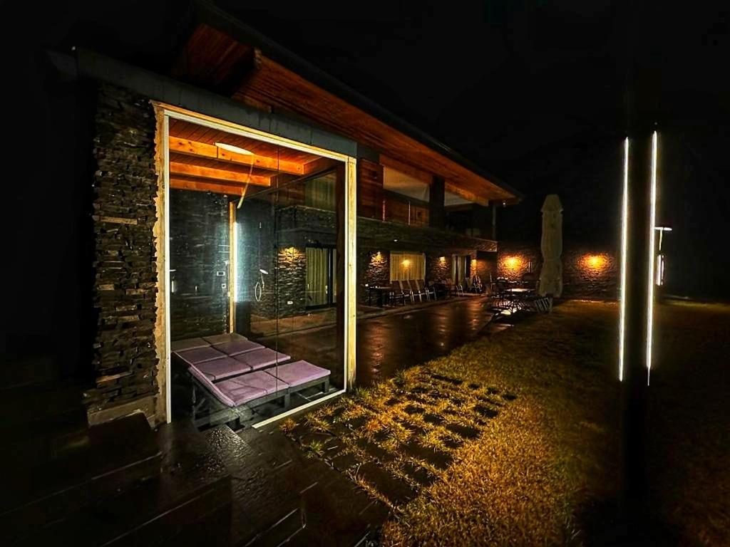 VILA ESCAPE - Pe Malul Lacului Firiza,Maramures - Housity