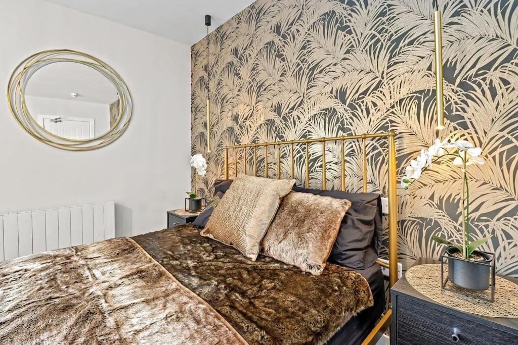 Bourne Street Apartments No 6 - 2nd floor ensuite room near Beach - Housity