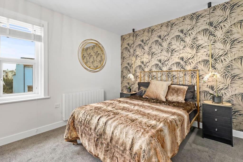 Bourne Street Apartments No 6 - 2nd floor ensuite room near Beach - Housity