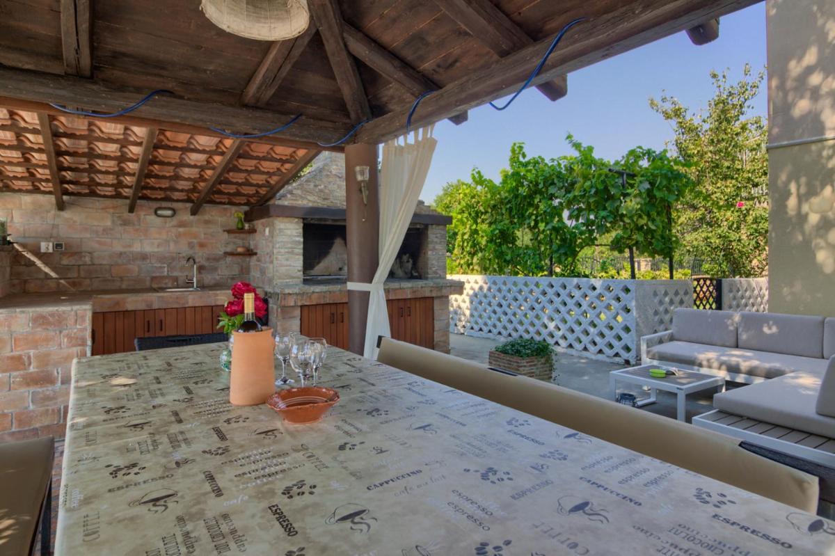 Charming villa Nera with pool and hydromassage near the beach - Housity