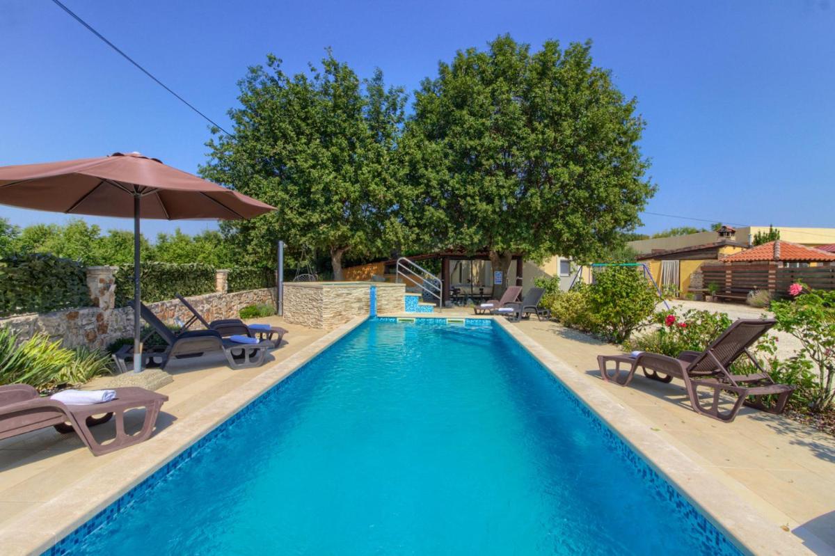 Charming villa Nera with pool and hydromassage near the beach - Housity