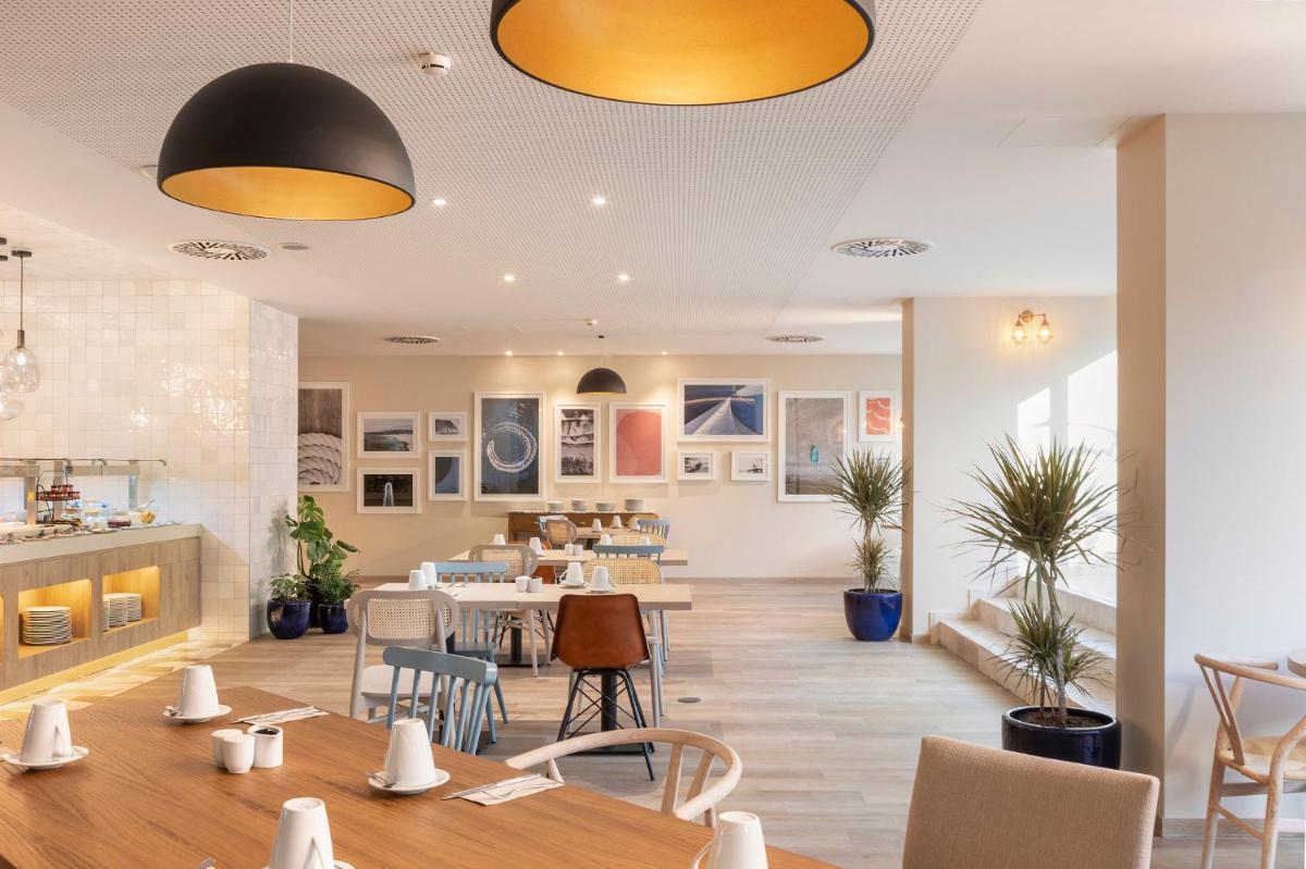 Uma área de estar em Crowne Plaza - Caparica Lisbon