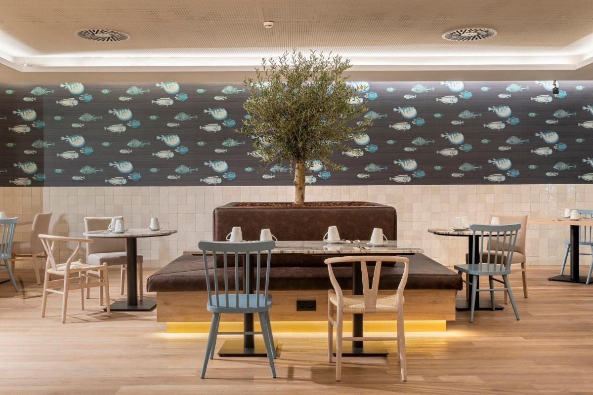 Uma área de estar em Crowne Plaza - Caparica Lisbon