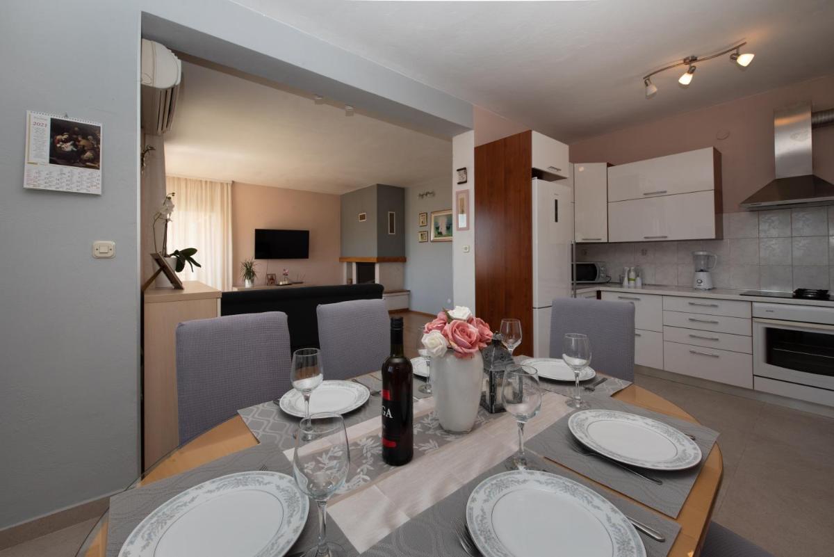 Holiday House App Grace with pool and view in Klis - Housity