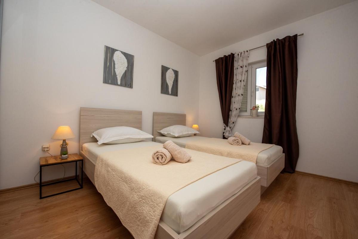 Holiday House App Grace with pool and view in Klis - Housity