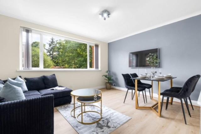 Stylish 2-bed Apartment With Free Parking Near QE UoB and BULLRING - Housity