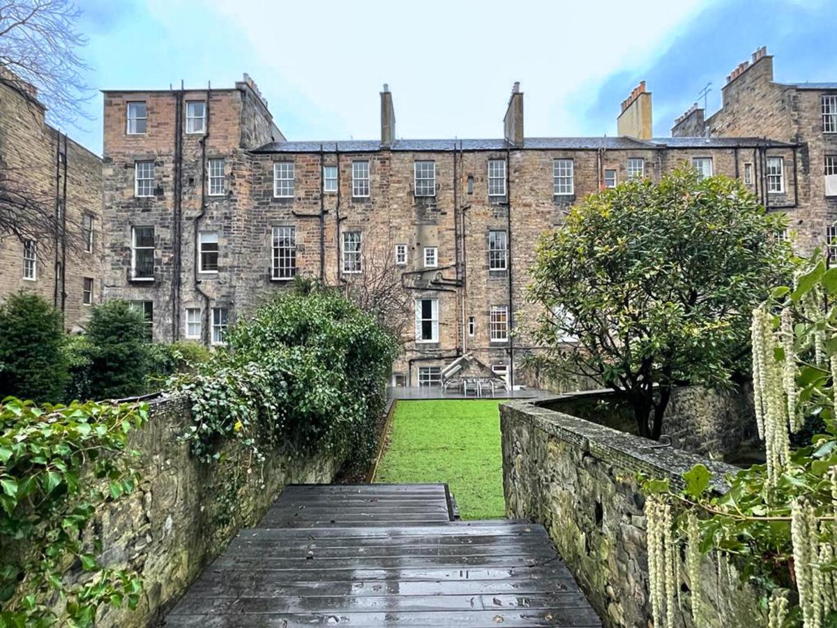 2Bed, Private Garden & Fireplace, Near Water of Leith - Housity