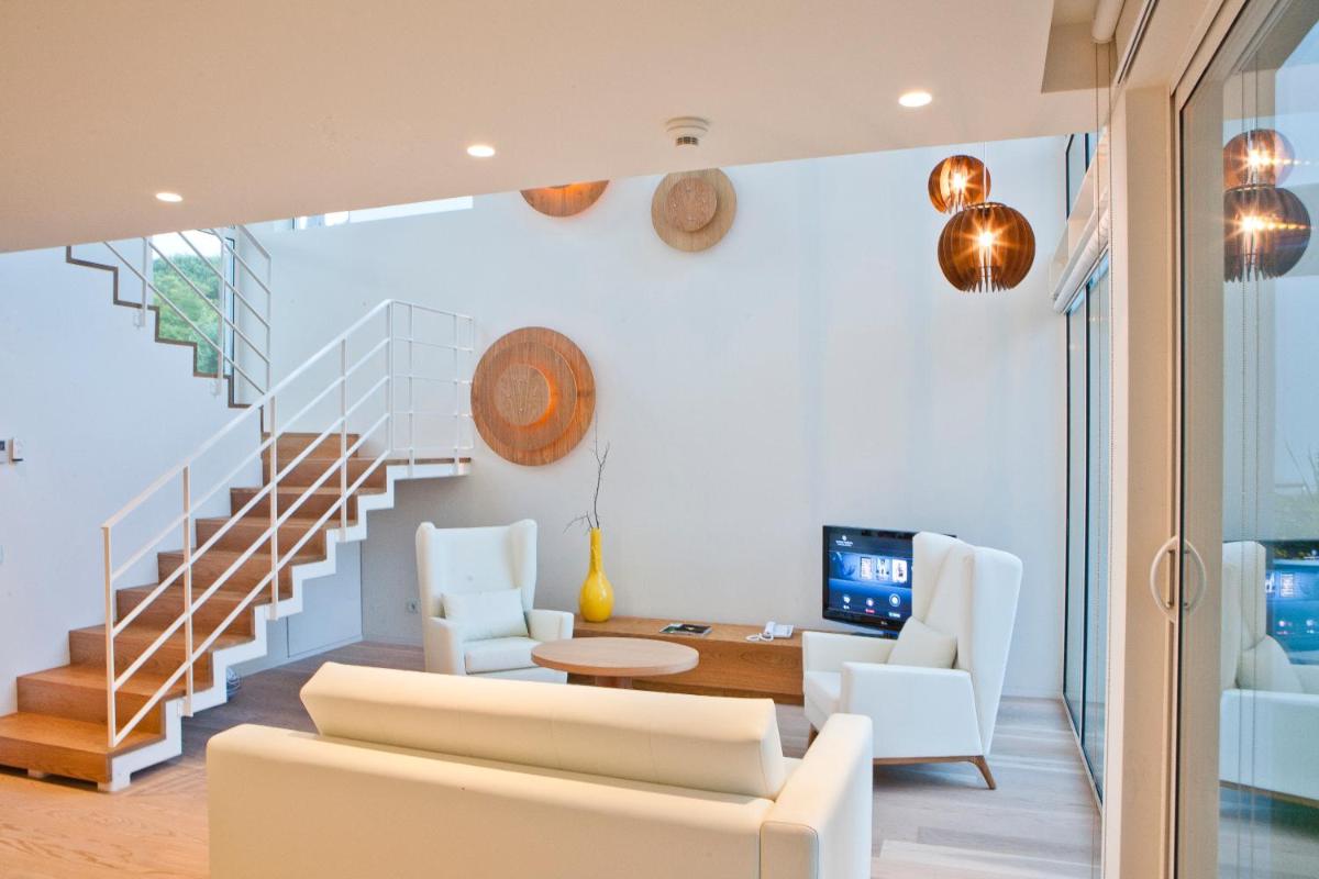 Uma área de estar em Onyria Marinha Cascais, Vignette Collection by IHG