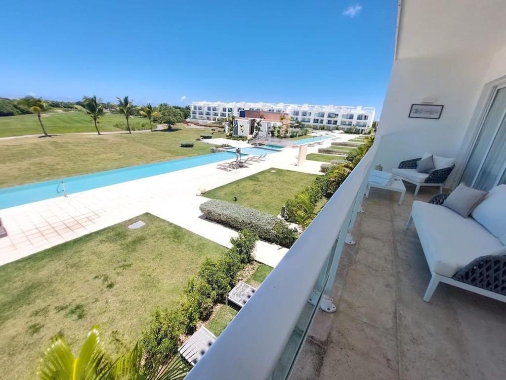 Breathtaking View Condo w/ Pool in Hard Rock Golf - Housity
