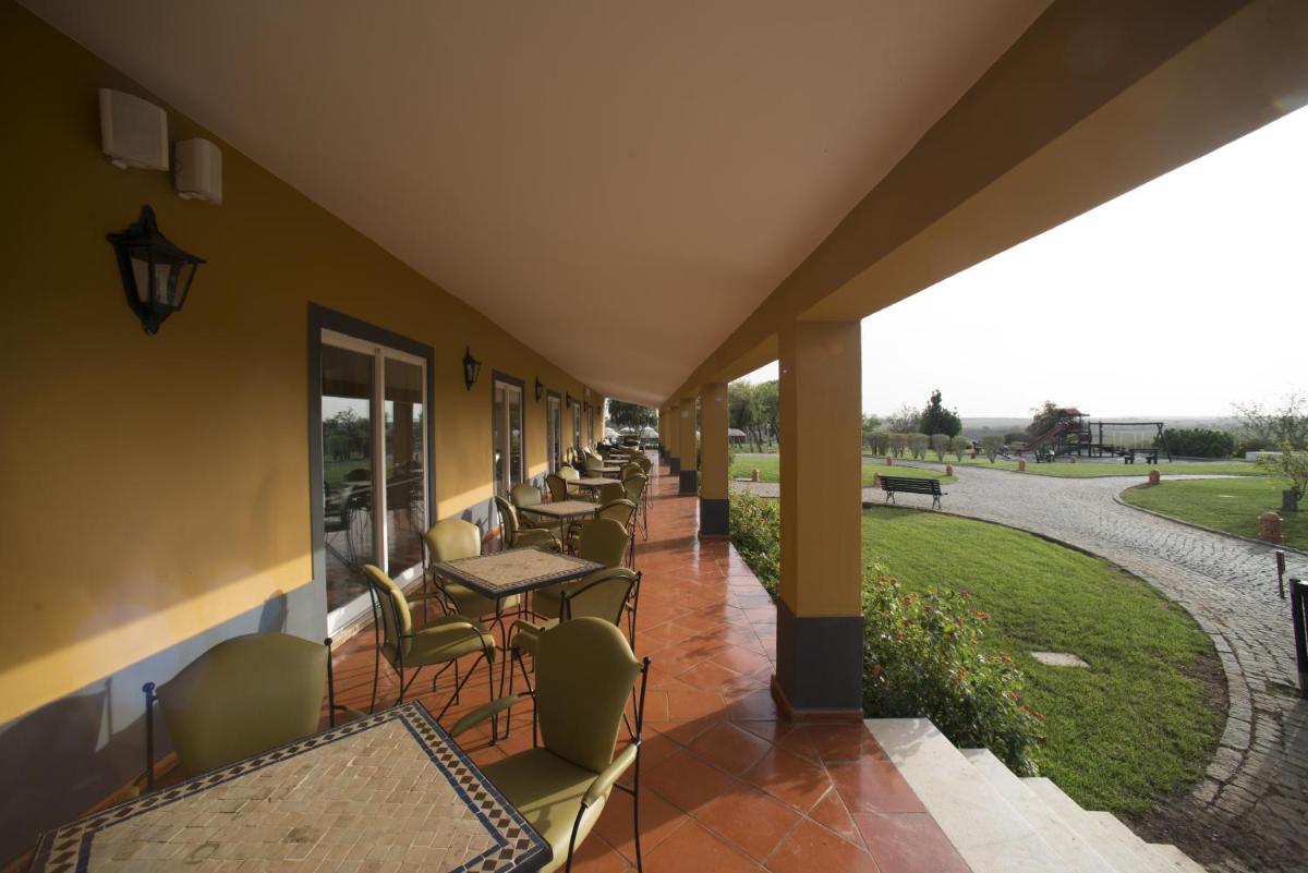 Um jardim no exterior de Vila Gale Alentejo Vineyard - Clube de Campo
