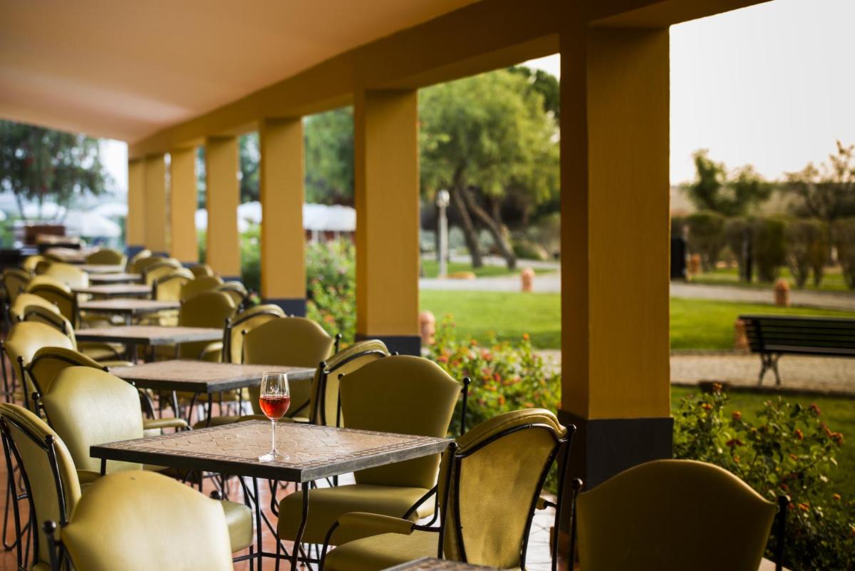 Um restaurante ou outro lugar para comer em Vila Gale Alentejo Vineyard - Clube de Campo