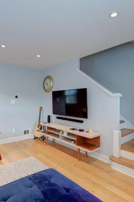 Red Door Rendezvous - Housity
