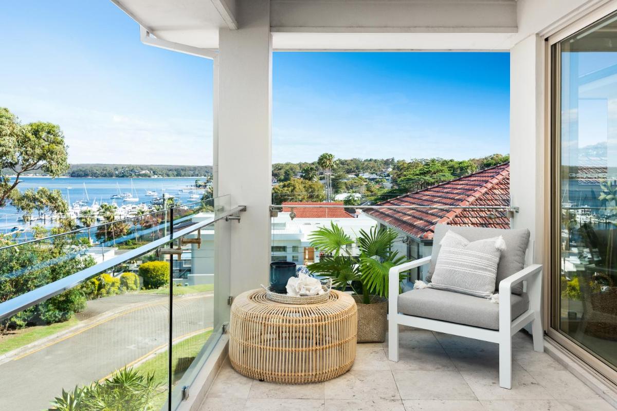 Huge Bayside Luxury Resort-Style Home with Pool - Housity