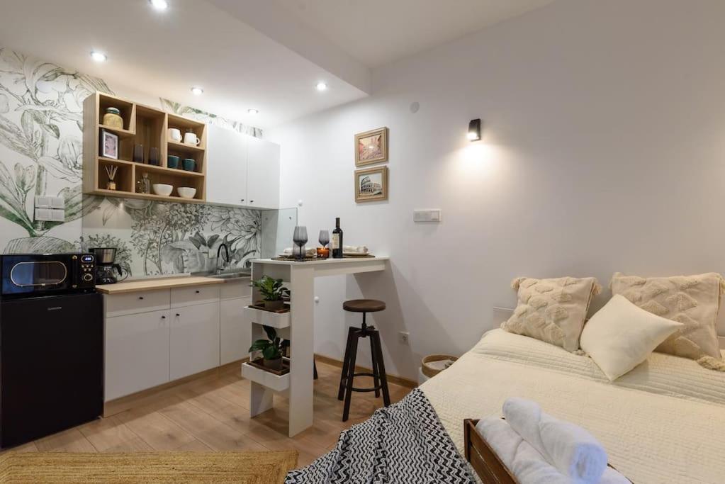 Lyana's Studio - Housity