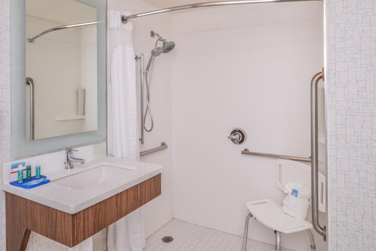Holiday Inn Express Palm Desert by IHG - Housity