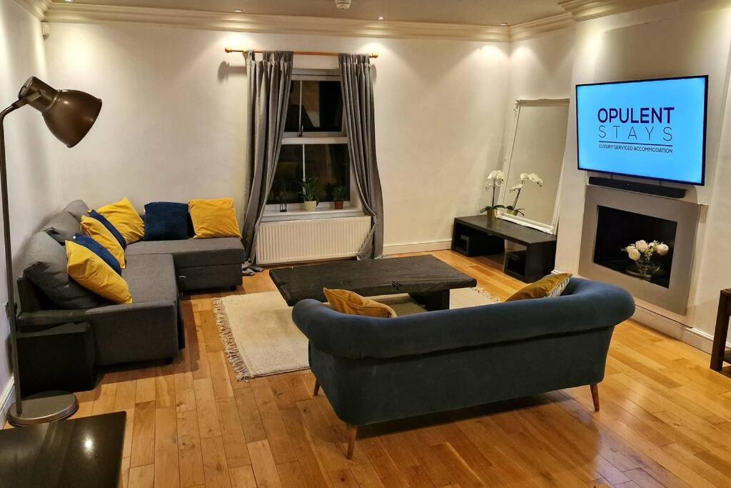 Stunning Luxury 2 Bed Penthouse Apartment - Housity