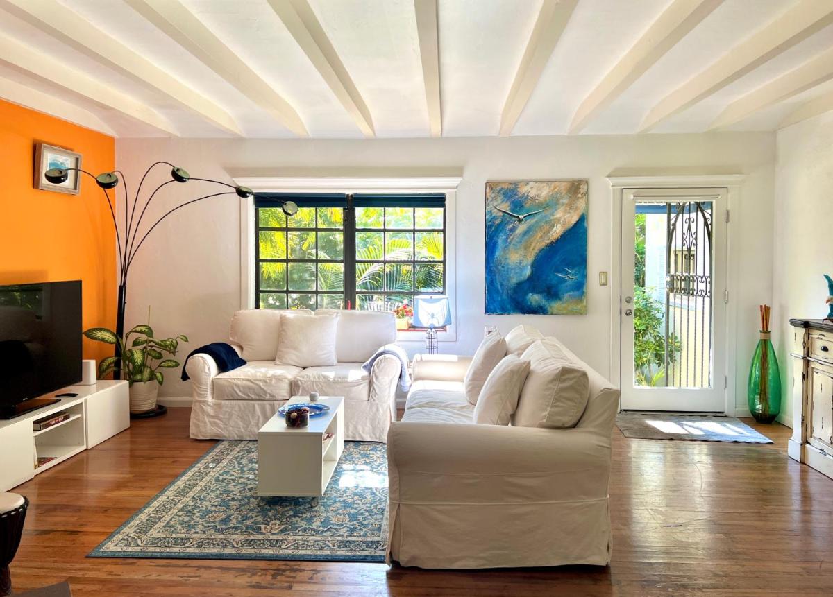 Charming and unique home with Tropical & hidden yard! - Housity