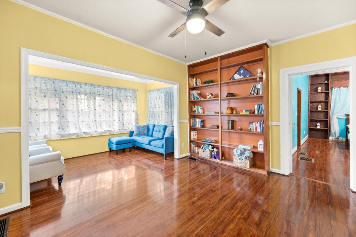 Fully Restored Country Manor - Housity